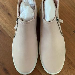 New in Box Ecco Soft 7 Sneaker, Size 8-Rose Dust
